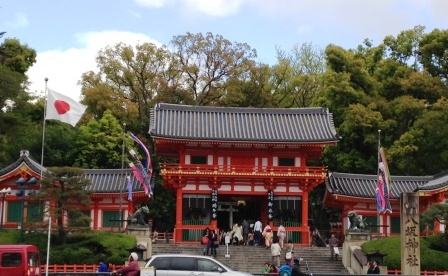 5月の「八坂神社」の西楼門 【旗のある風景】